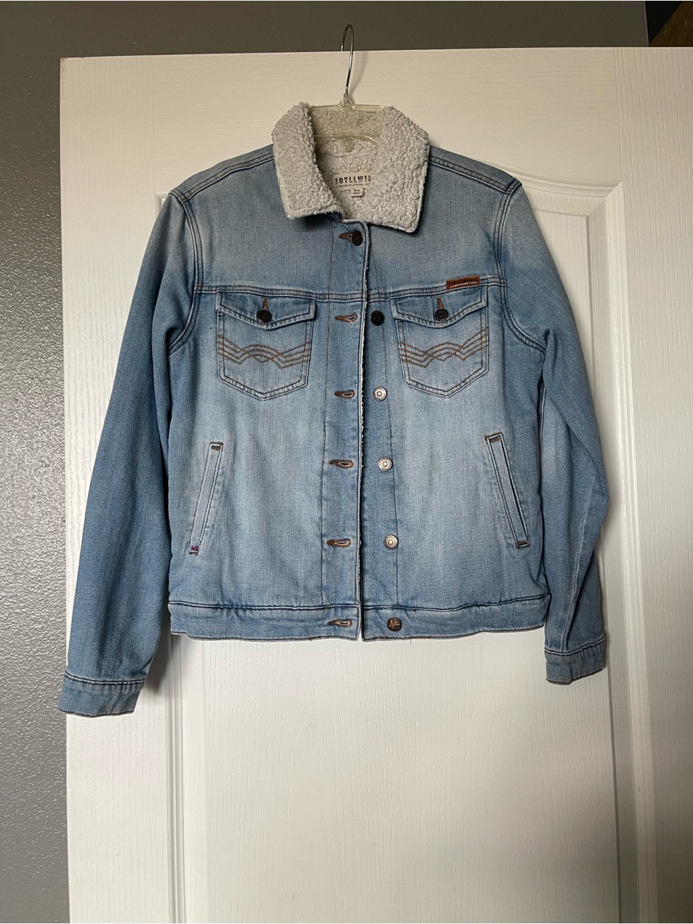 Idyllwind Light Blue Denim Jacket with Cream Sherpa Collar